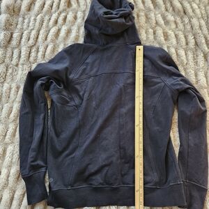 Lululemon women pull over hoodie scuba with front pockets size 8 black